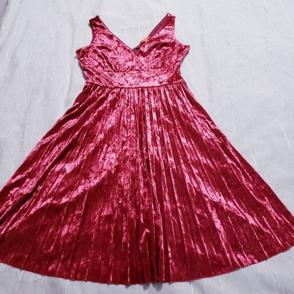 3/$30! Modcloth Splendorous Spree Pink Crushed Velvet Pleated Dress - Picture 6 of 12